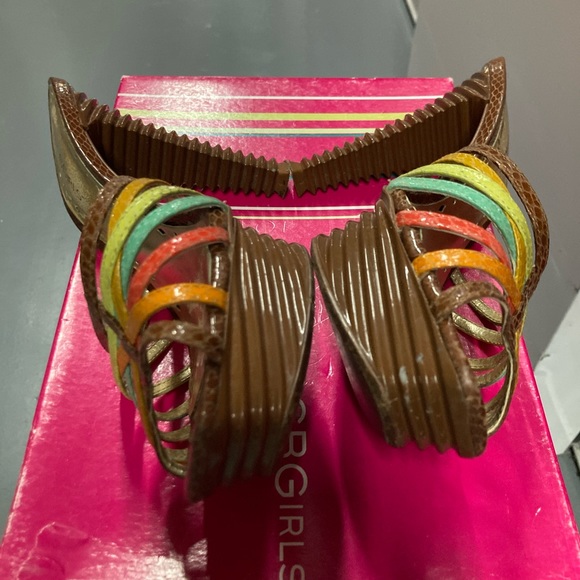 BCBGIRLS - Picture 5 of 9